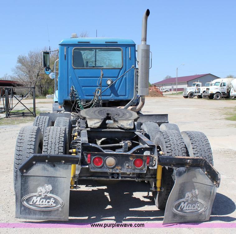 image for item J2252 1999 Mack CH613 semi truck