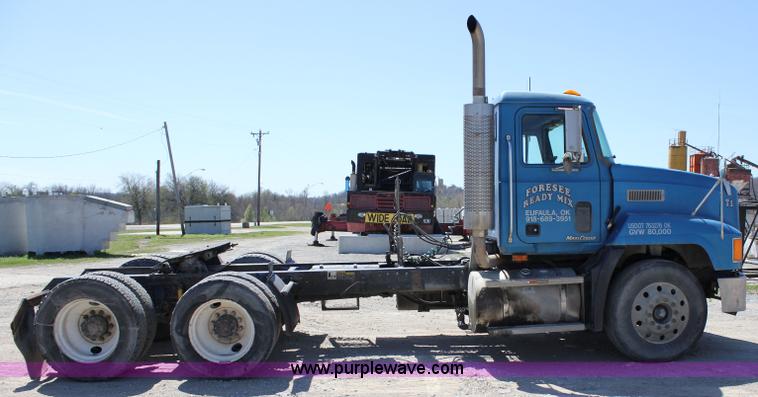 image for item J2252 1999 Mack CH613 semi truck