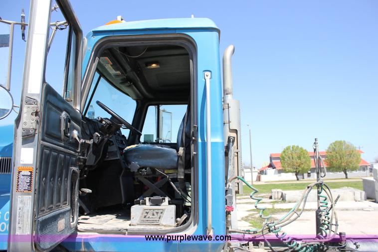 image for item J2252 1999 Mack CH613 semi truck