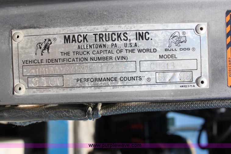 image for item J2252 1999 Mack CH613 semi truck