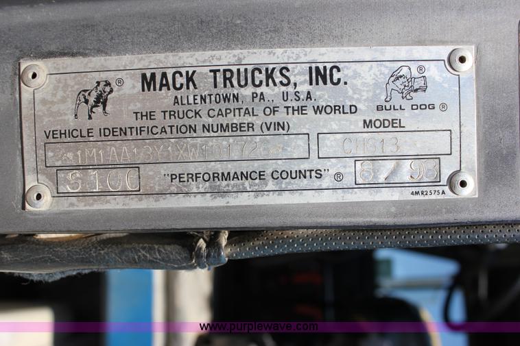image for item J2252 1999 Mack CH613 semi truck