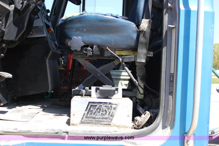 image for item J2252 1999 Mack CH613 semi truck