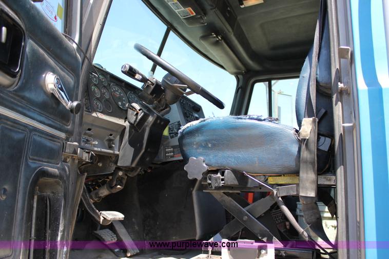 image for item J2252 1999 Mack CH613 semi truck