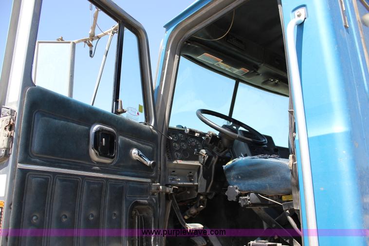 image for item J2252 1999 Mack CH613 semi truck
