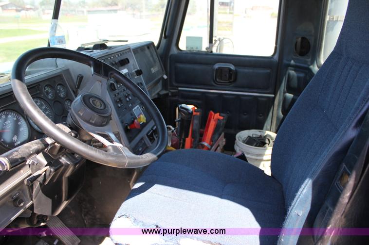 image for item J2252 1999 Mack CH613 semi truck