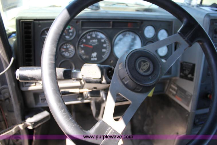 image for item J2252 1999 Mack CH613 semi truck