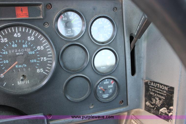 image for item J2252 1999 Mack CH613 semi truck