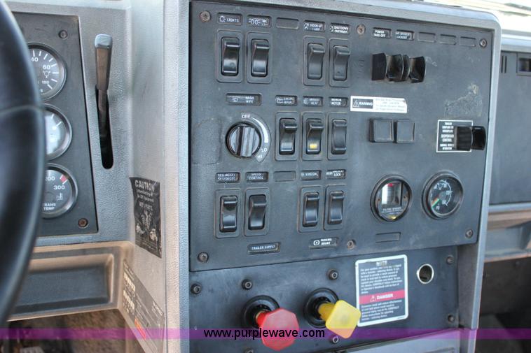 image for item J2252 1999 Mack CH613 semi truck