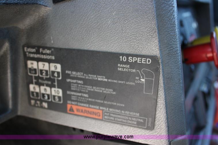 image for item J2252 1999 Mack CH613 semi truck