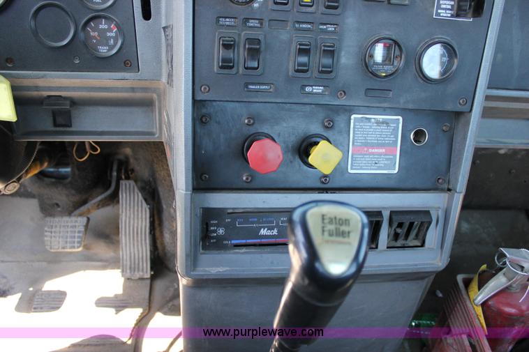 image for item J2252 1999 Mack CH613 semi truck