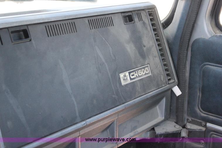 image for item J2252 1999 Mack CH613 semi truck