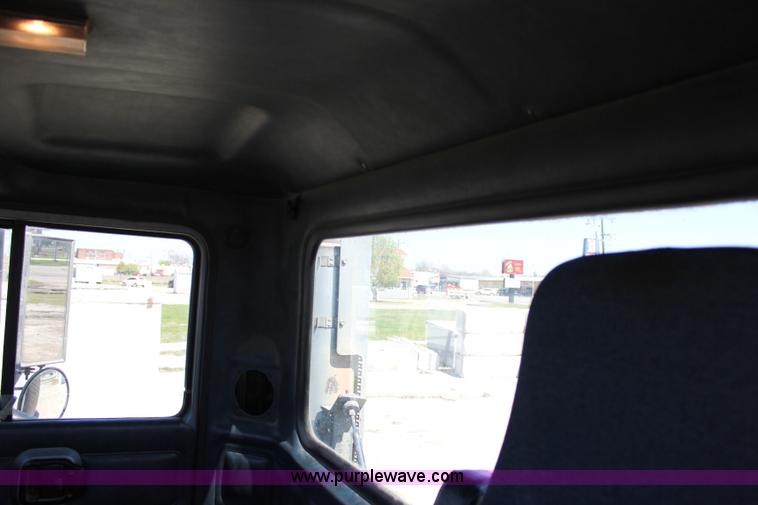 image for item J2252 1999 Mack CH613 semi truck