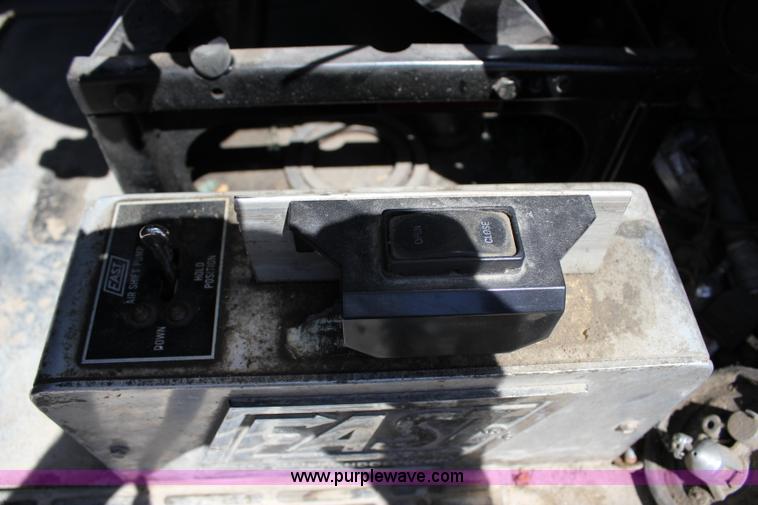 image for item J2252 1999 Mack CH613 semi truck