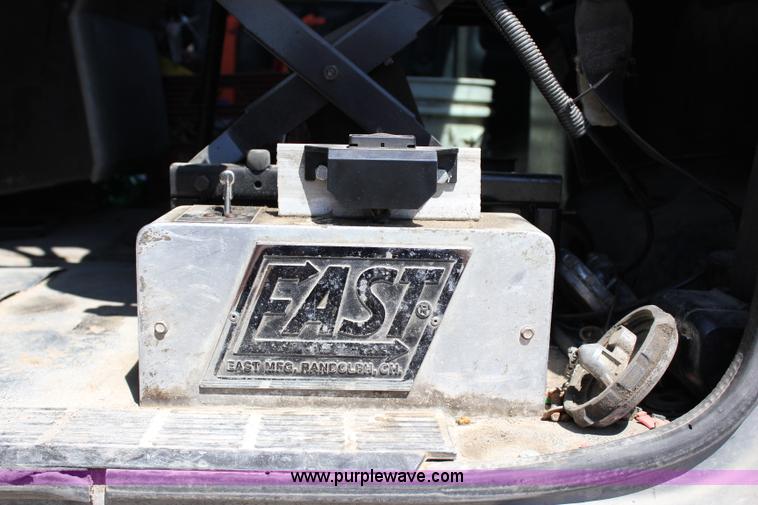 image for item J2252 1999 Mack CH613 semi truck