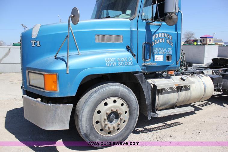image for item J2252 1999 Mack CH613 semi truck