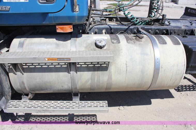 image for item J2252 1999 Mack CH613 semi truck