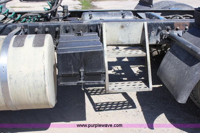 image for item J2252 1999 Mack CH613 semi truck