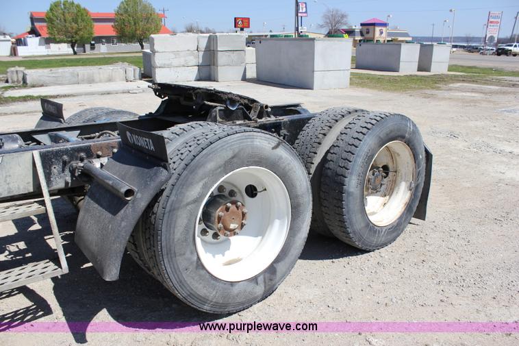 image for item J2252 1999 Mack CH613 semi truck