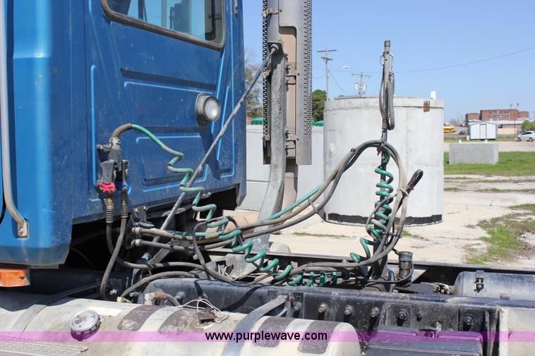 image for item J2252 1999 Mack CH613 semi truck