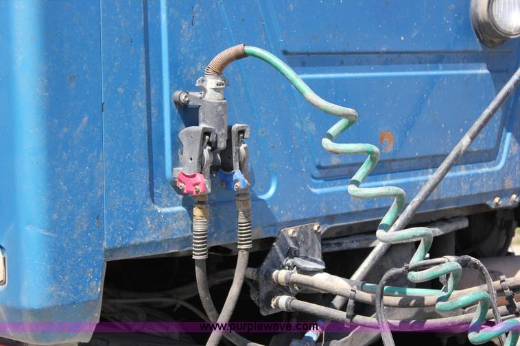 image for item J2252 1999 Mack CH613 semi truck