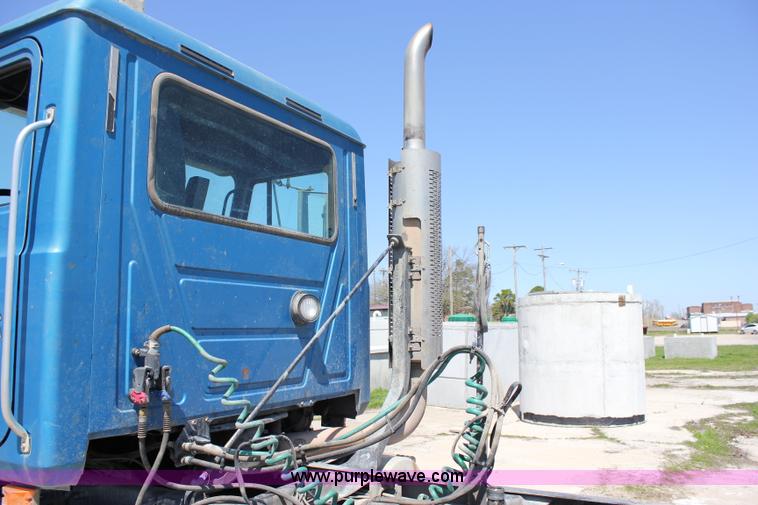 image for item J2252 1999 Mack CH613 semi truck