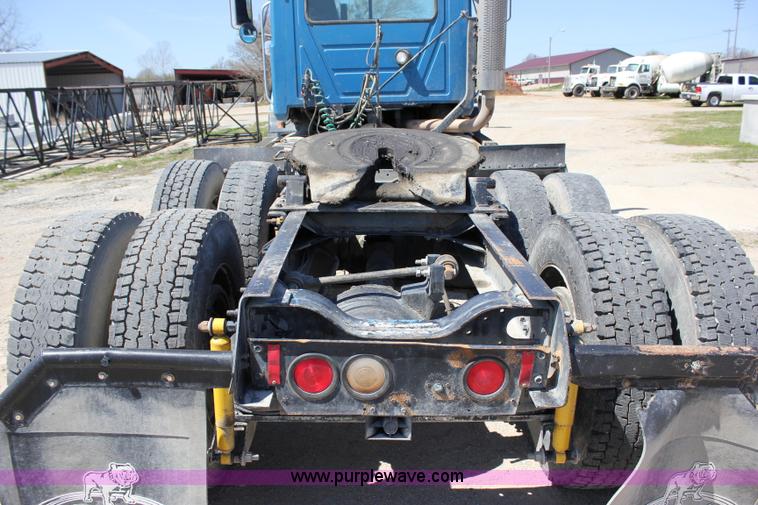 image for item J2252 1999 Mack CH613 semi truck