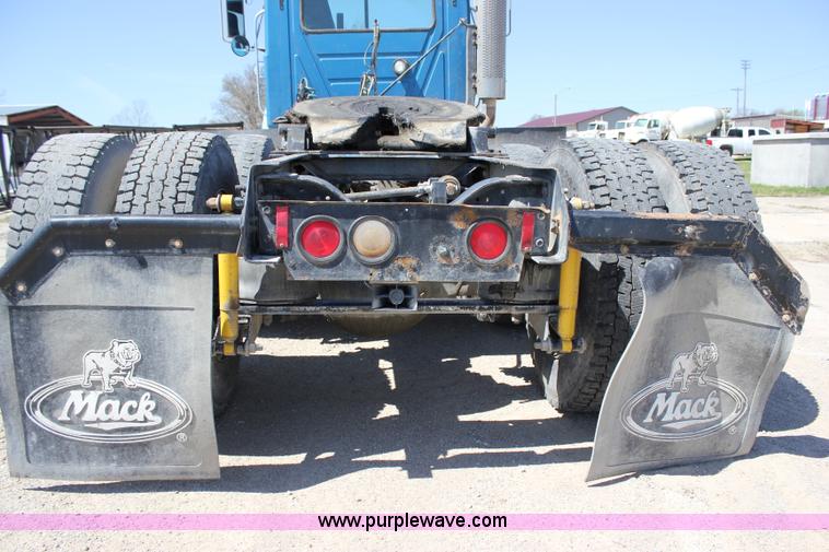 image for item J2252 1999 Mack CH613 semi truck