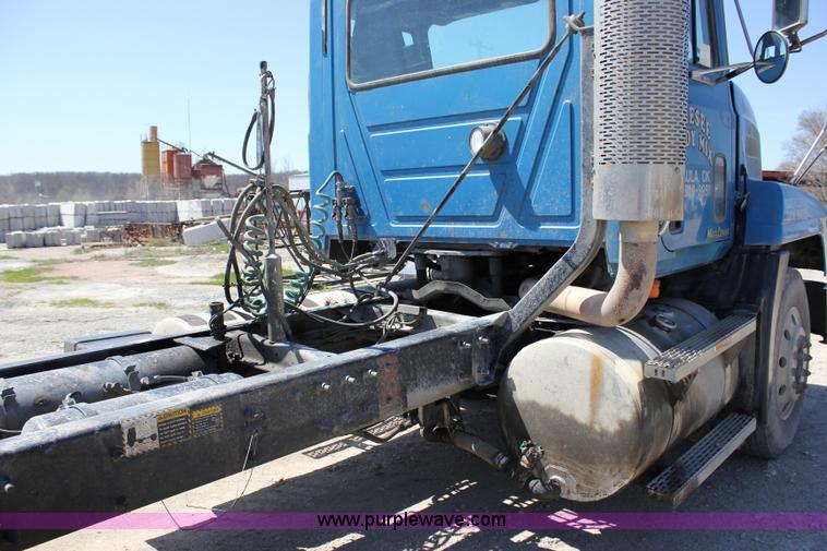 image for item J2252 1999 Mack CH613 semi truck