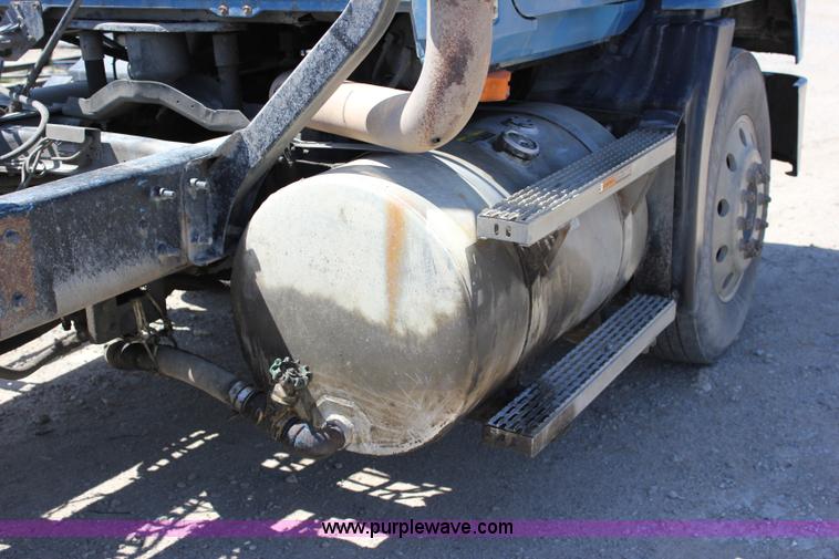 image for item J2252 1999 Mack CH613 semi truck