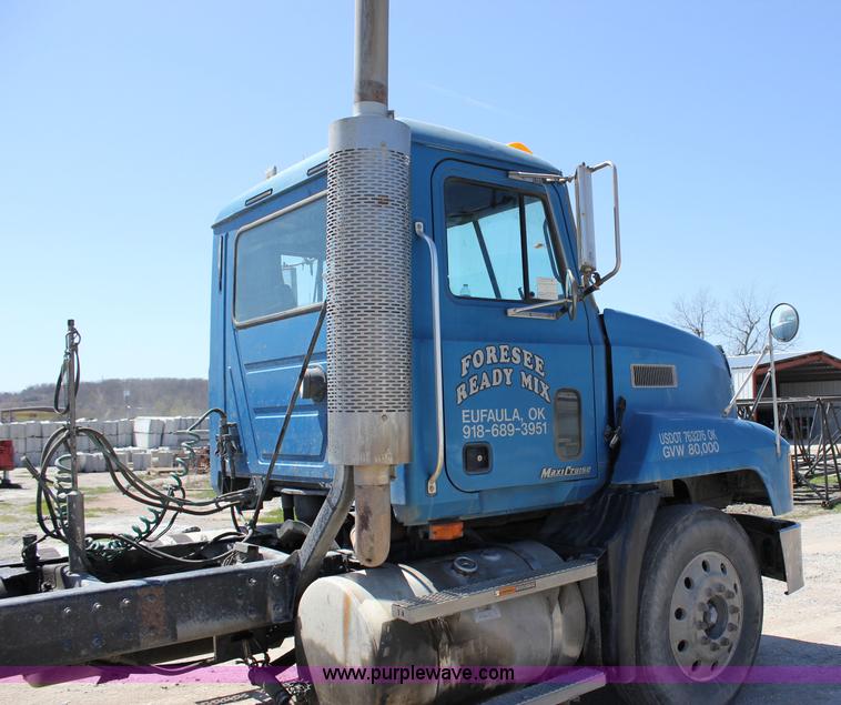 image for item J2252 1999 Mack CH613 semi truck