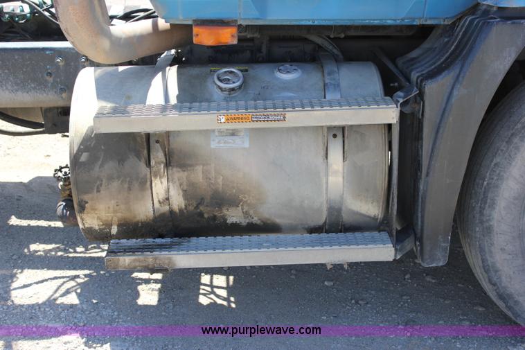 image for item J2252 1999 Mack CH613 semi truck