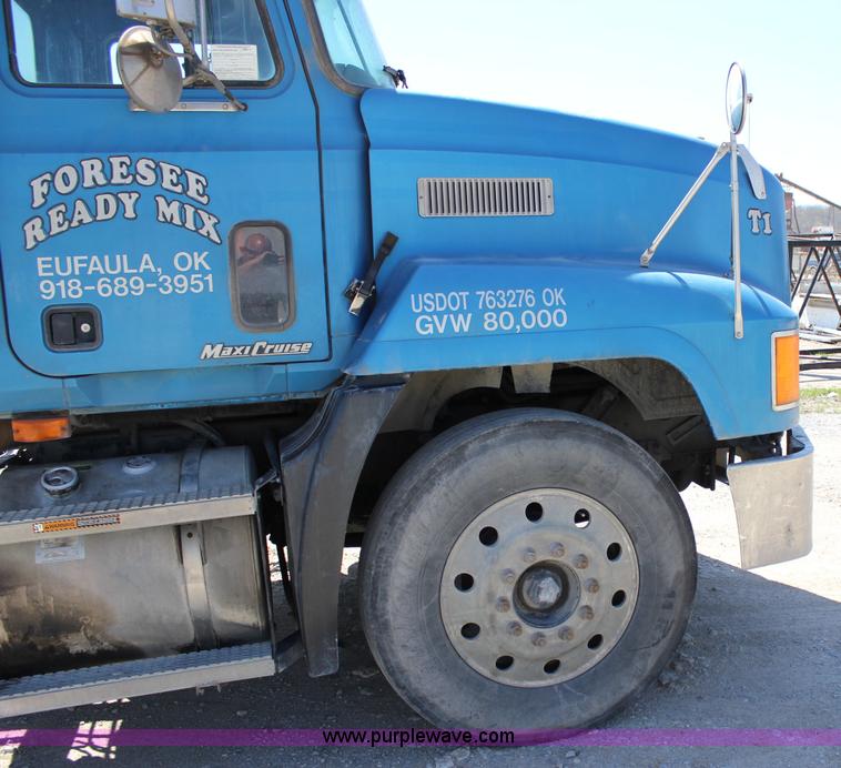 image for item J2252 1999 Mack CH613 semi truck