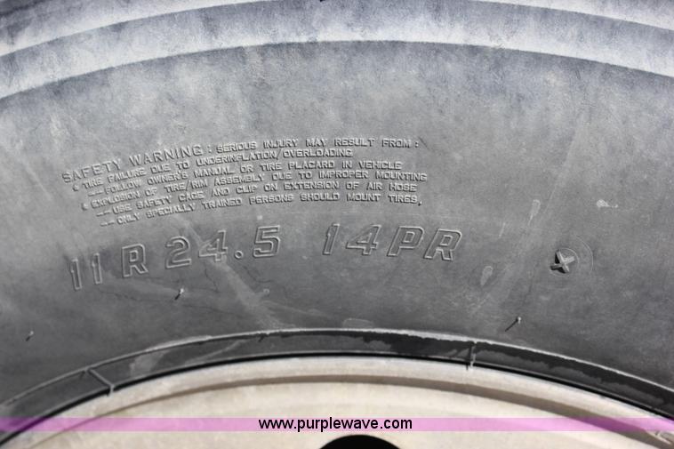 image for item J2252 1999 Mack CH613 semi truck