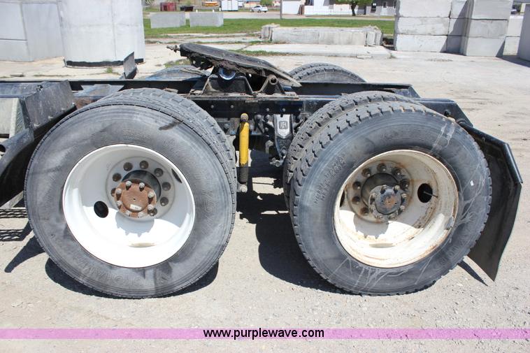 image for item J2252 1999 Mack CH613 semi truck