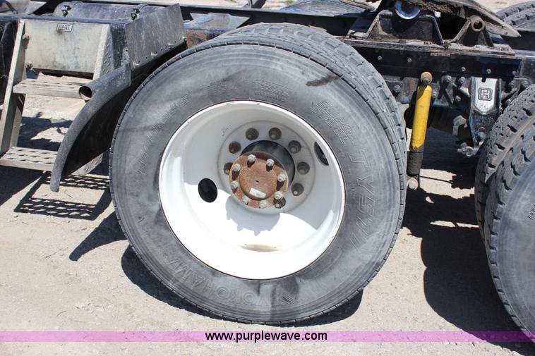 image for item J2252 1999 Mack CH613 semi truck