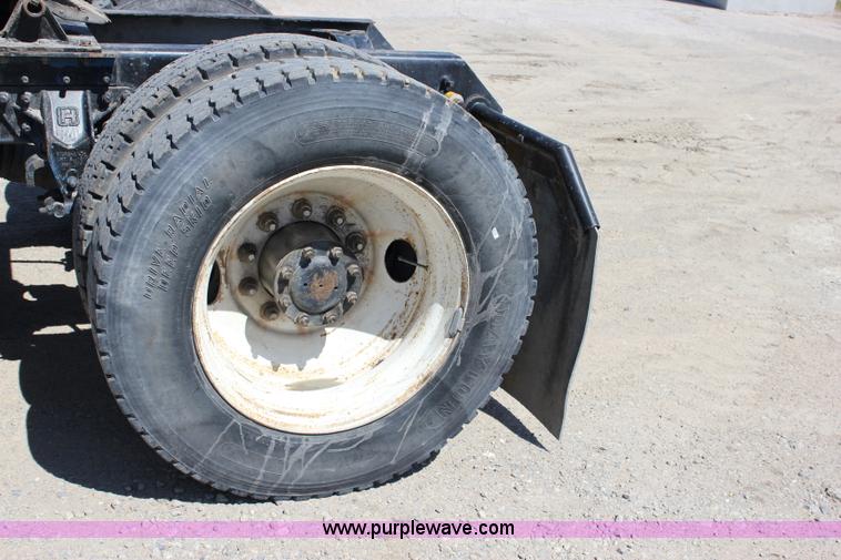 image for item J2252 1999 Mack CH613 semi truck