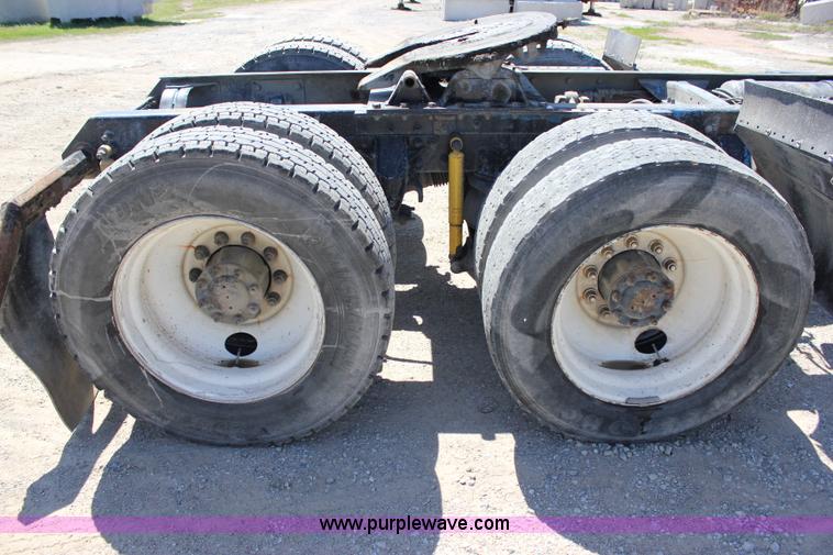 image for item J2252 1999 Mack CH613 semi truck