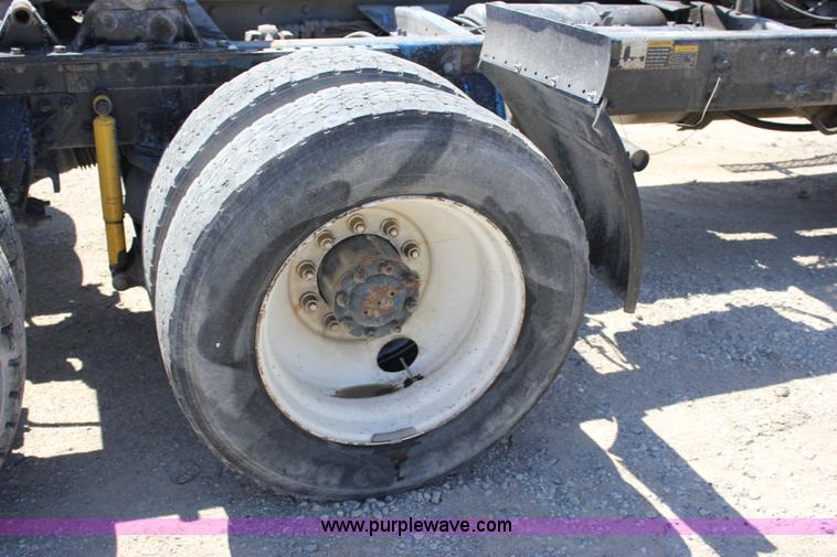 image for item J2252 1999 Mack CH613 semi truck