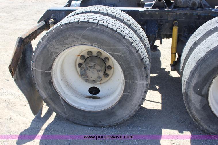 image for item J2252 1999 Mack CH613 semi truck