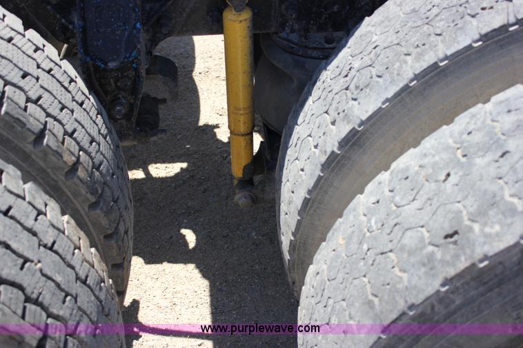 image for item J2252 1999 Mack CH613 semi truck