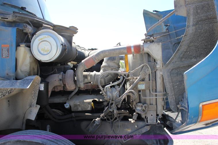 image for item J2252 1999 Mack CH613 semi truck