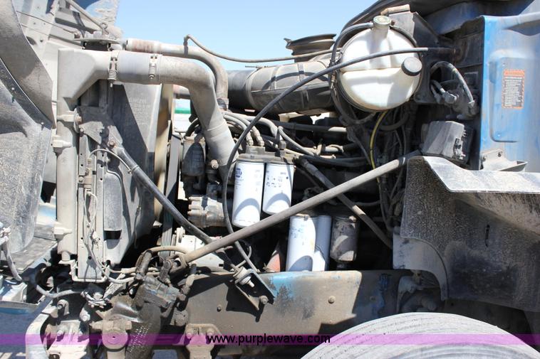 image for item J2252 1999 Mack CH613 semi truck