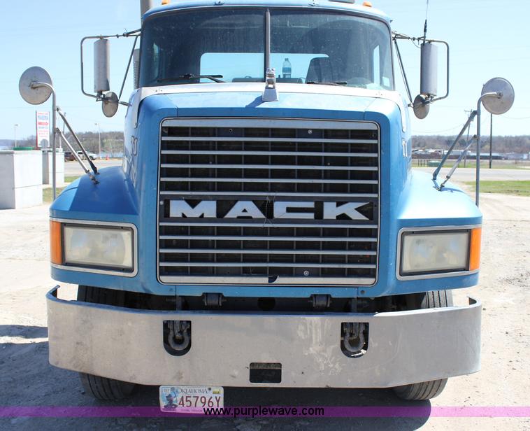 image for item J2252 1999 Mack CH613 semi truck