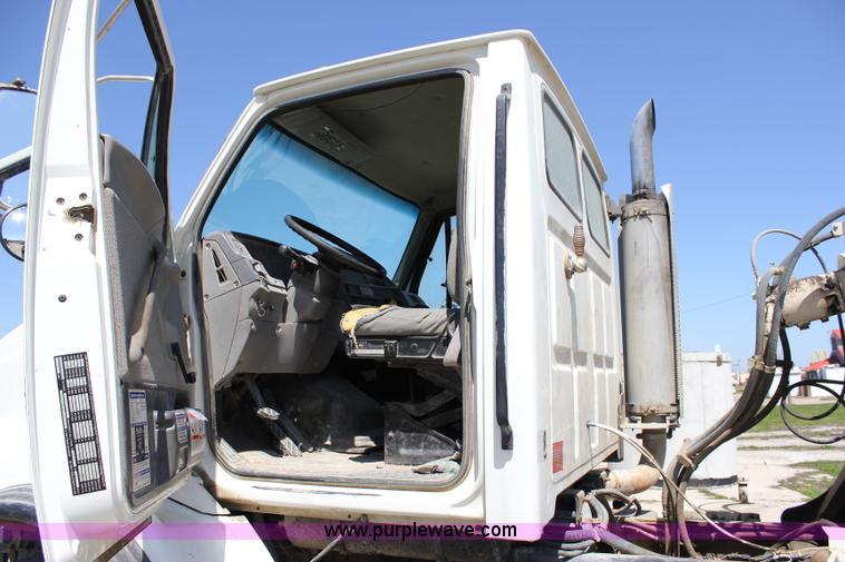 image for item J2253 1999 Sterling A9500 mixer truck