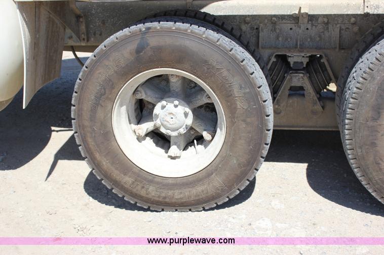 image for item J2253 1999 Sterling A9500 mixer truck