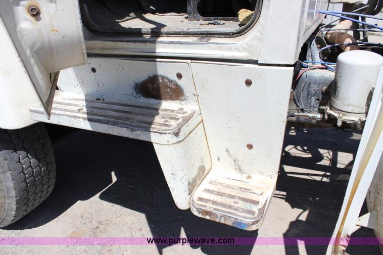 image for item J2254 1991 Ford LT8000 mixer truck