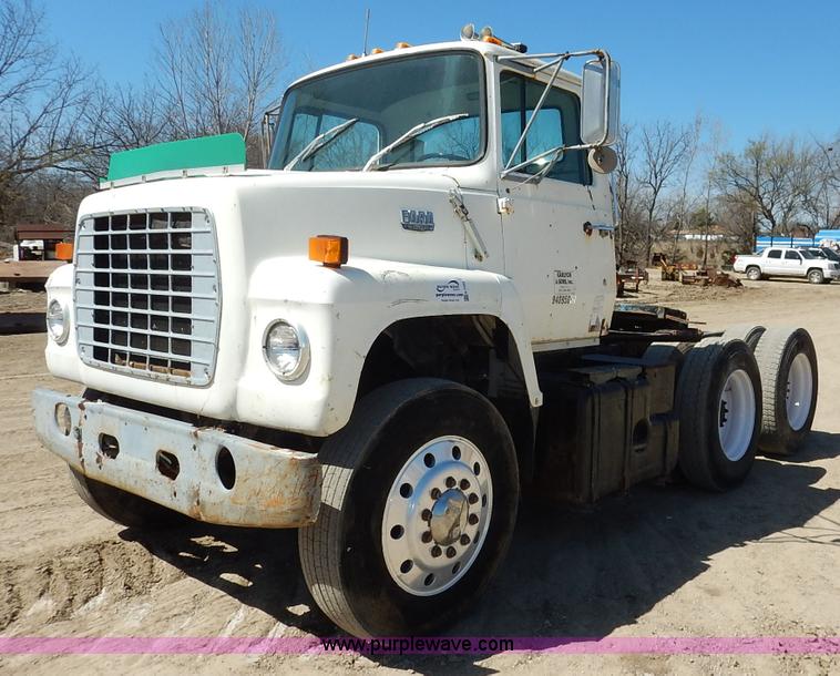 image for item K7343 1983 Ford LNT9000 semi truck