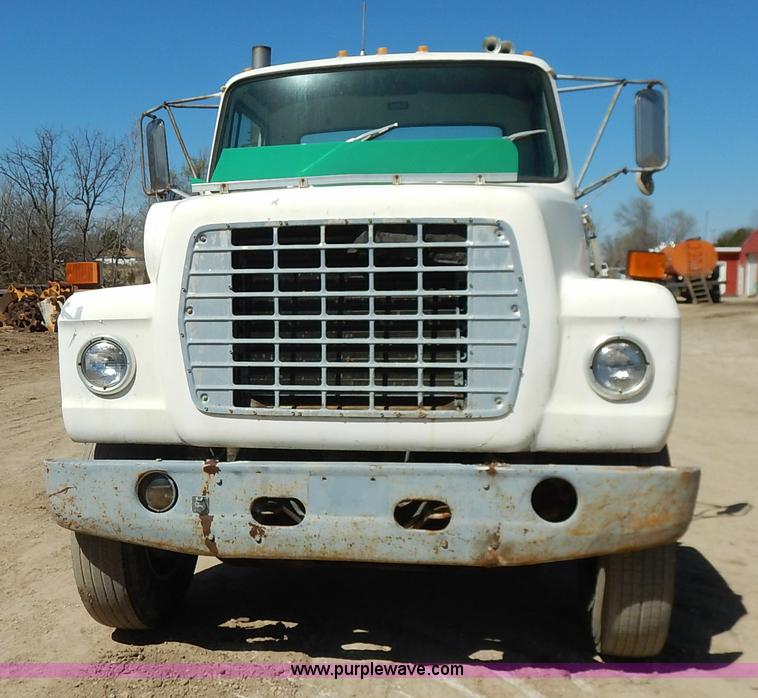 image for item K7343 1983 Ford LNT9000 semi truck
