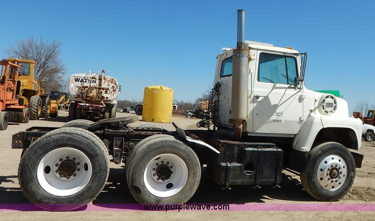 image for item K7343 1983 Ford LNT9000 semi truck