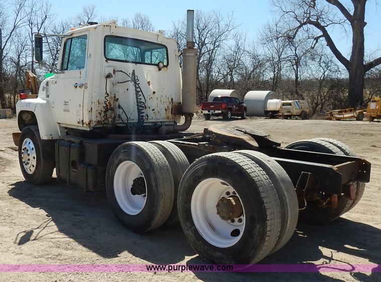 image for item K7343 1983 Ford LNT9000 semi truck